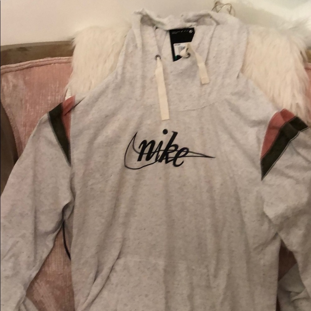 Hooded pullover lightweight Nike top.